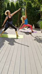 Outdoor Pilates Gruppentraining bei der Praxis für Psychotherapie Maintal – mehrere Teilnehmer führen Pilates Übungen im Freien zur Förderung von Kraft, Balance und Beweglichkeit aus