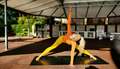 Outdoor Pilates bei der Praxis für Psychotherapie Maintal – Teilnehmerin führt eine Balance und Dehnübung auf der Matte im Freien zur Förderung von Beweglichkeit und Körperbewusstsein aus
