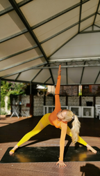 Outdoor Pilates bei der Praxis für Psychotherapie Maintal – Teilnehmerin führt eine Pilates Übung im Freien zur Förderung von Beweglichkeit, Balance und Wohlbefinden aus