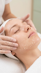 Gesichtspeeling bei Mimi's Secret Schönefeld – sanfte Exfoliation zur Entfernung abgestorbener Hautzellen für ein frisches und gepflegtes Hautbild