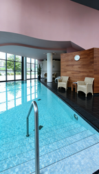 Innenpool im Alma Spa Frankfurt – moderner Wellnessbereich mit Schwimmbad, Ruhezonen und entspannter Day Spa Atmosphäre