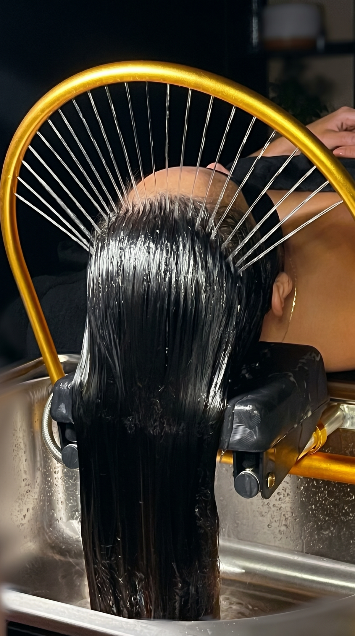 Head Spa bei Almas Spa Frankfurt – intensive Haarwäsche und Kopfhautpflege mit Wasserbogen zur Reinigung, Entspannung und Regeneration von Haar und Kopfhaut