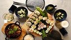 Sushi Menü bei DUI Sushi Dortmund – große Sushi Platte mit Maki, Special Rolls, Nigiri und asiatischen Beilagen auf einem gedeckten Tisch