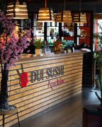 Modernes Restaurantambiente bei DUI Sushi Dortmund – stilvoller Empfangsbereich mit Theke, Beleuchtung und asiatischem Flair