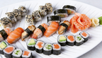 Sushi Platte bei DUI Sushi Bochum – Auswahl aus Maki, Nigiri, Lachs Sushi und asiatischen Spezialitäten auf weißem Teller