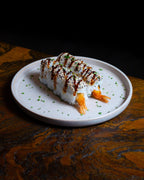 Sushi Rolle mit Garnele bei DUI Sushi Essen – kunstvoll angerichtete Sushi Spezialität mit Sauce und Toppings
