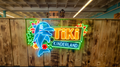Leuchtendes Tiki Kinderland Logo in Solingen – farbenfrohes Neon Schild als Banner für die Ü18 Party im Indoor Freizeitpark