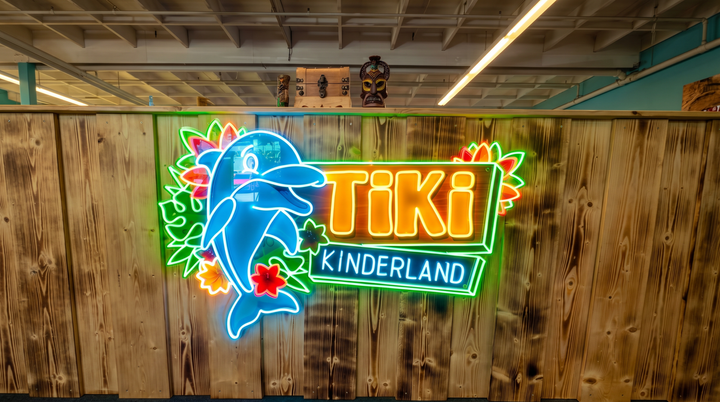 Leuchtendes Tiki Kinderland Logo in Solingen – farbenfrohes Neon Schild als Banner für die Ü18 Party im Indoor Freizeitpark
