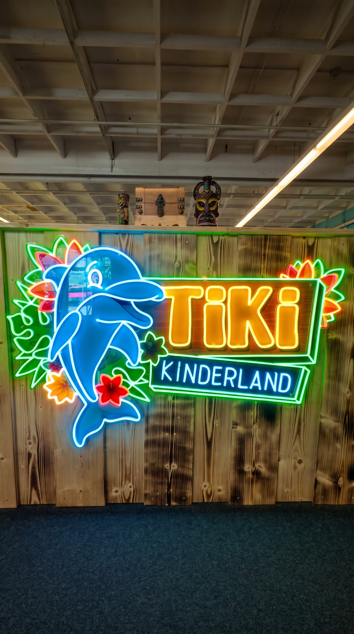 Leuchtendes Tiki Kinderland Logo in Solingen – farbenfrohes Neon Schild im tropischen Freizeitpark Design