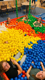 Teilnehmer im bunten Bällebad bei der Ü18 Party im Tiki Kinderland Solingen – Indoor Freizeitspaß mit riesigem Ballpool und Gruppenspaß