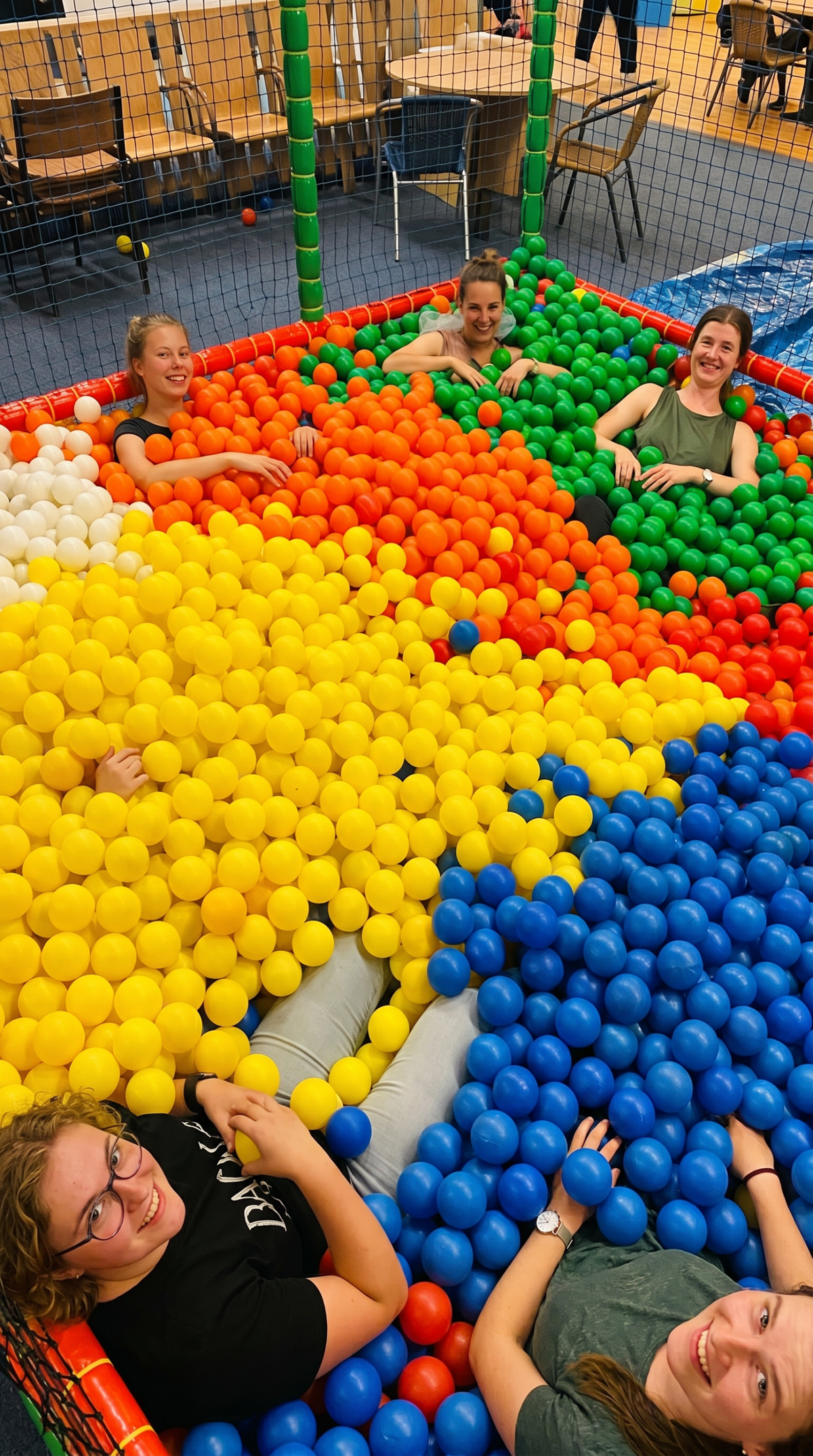 Teilnehmer im bunten Bällebad bei der Ü18 Party im Tiki Kinderland Solingen – Indoor Freizeitspaß mit riesigem Ballpool und Gruppenspaß