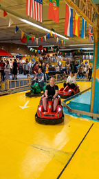 Teilnehmer fahren Mini Autos bei der Ü18 Party im Tiki Kinderland Solingen – Indoor Freizeitspaß mit Fahrattraktion und Actionbereich