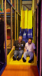 Teilnehmer rutschen bei der Ü18 Party im Tiki Kinderland Solingen – Indoor Freizeitspaß auf großer Rutsche im Abenteuerbereich