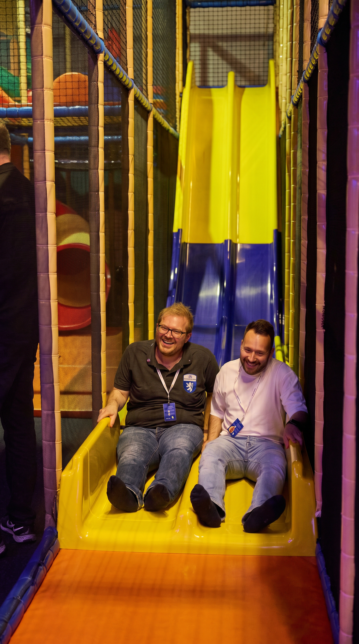 Teilnehmer rutschen bei der Ü18 Party im Tiki Kinderland Solingen – Indoor Freizeitspaß auf großer Rutsche im Abenteuerbereich