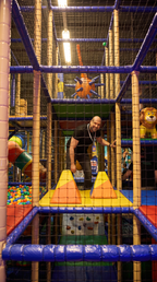 Teilnehmer im Klettergerüst bei der Ü18 Party im Tiki Kinderland Solingen – Indoor Abenteuerbereich mit Hindernissen, Bällebad und Kletterspaß