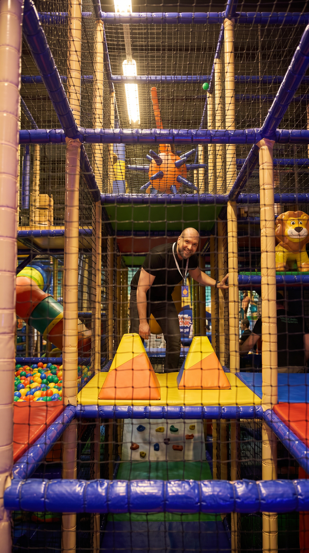 Teilnehmer im Klettergerüst bei der Ü18 Party im Tiki Kinderland Solingen – Indoor Abenteuerbereich mit Hindernissen, Bällebad und Kletterspaß