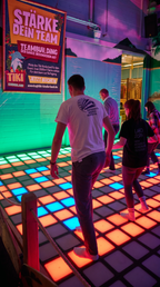 Teilnehmer spielen ein interaktives Pixel Game bei der Ü18 Party im Tiki Kinderland Solingen – leuchtende Tanzfläche mit Indoor Action und Gruppenspaß