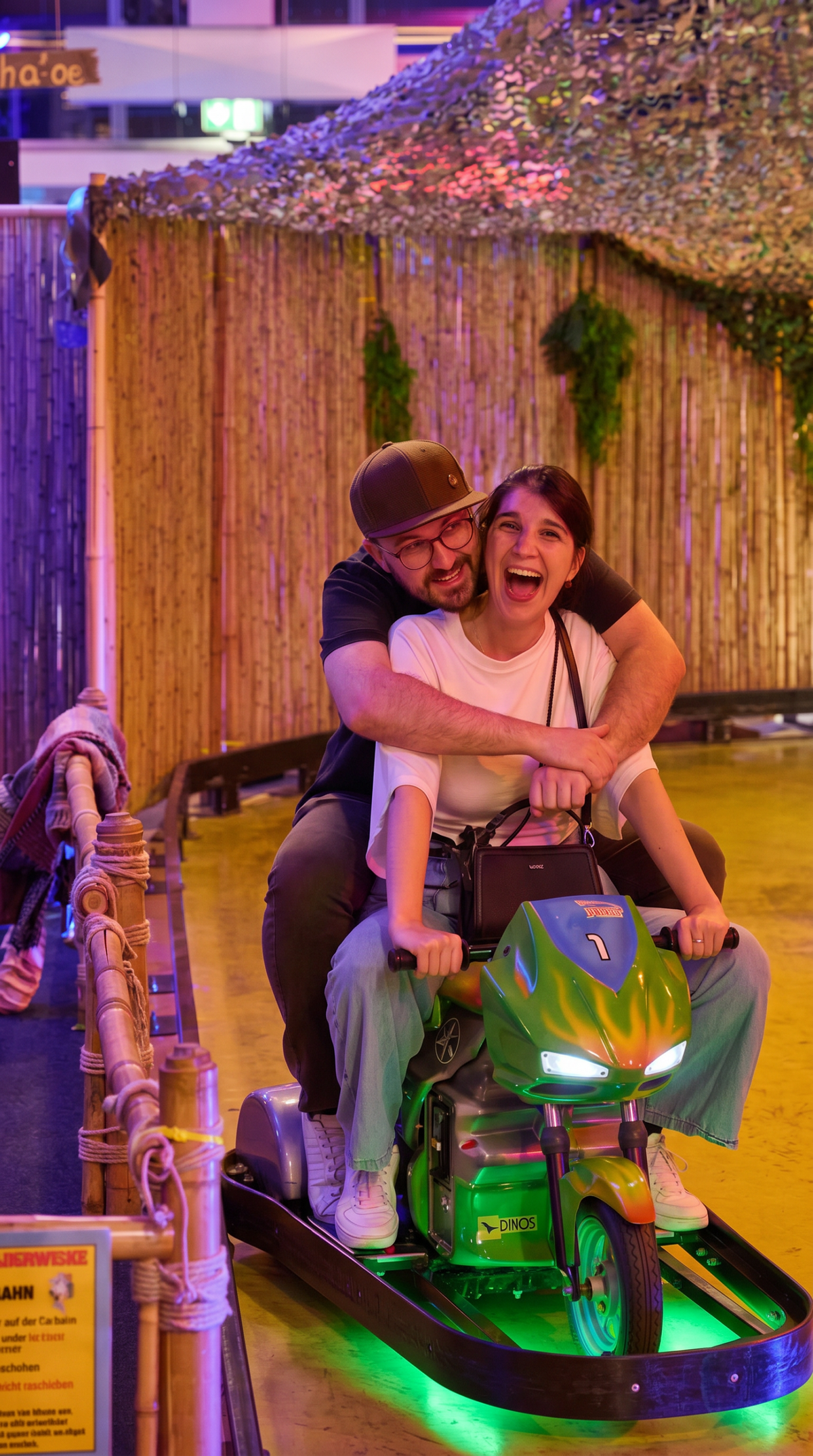 Zwei Teilnehmer auf einem Motorradspiel bei der Ü18 Party im Tiki Kinderland Solingen – Indoor Freizeitspaß mit Arcade und Action