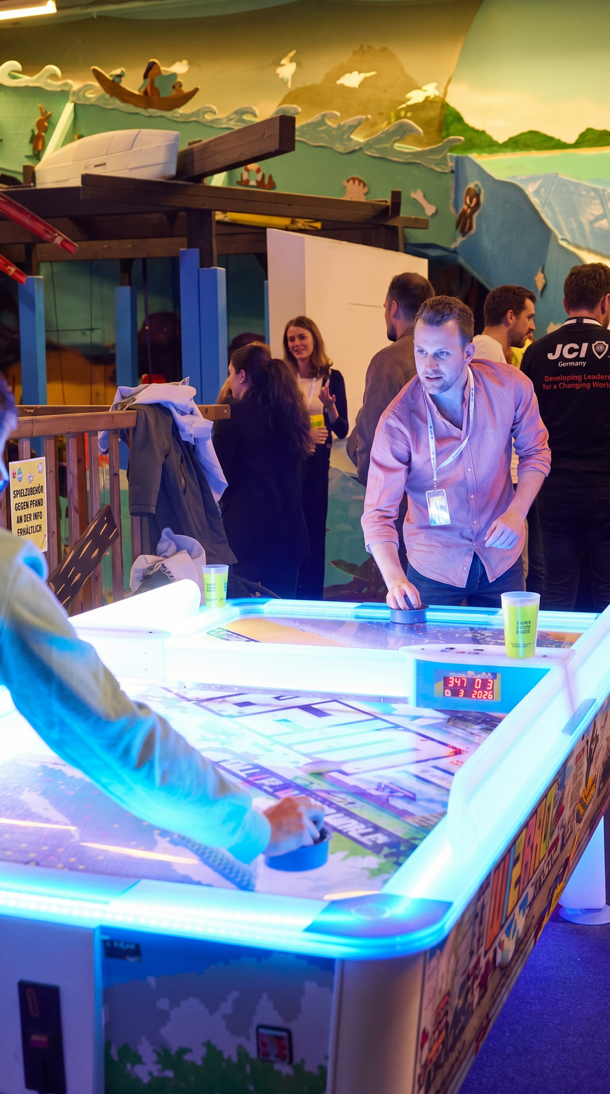 Teilnehmer spielen Air Hockey bei der Ü18 Party im Tiki Kinderland Solingen – Indoor Freizeitspaß mit leuchtendem Spieltisch