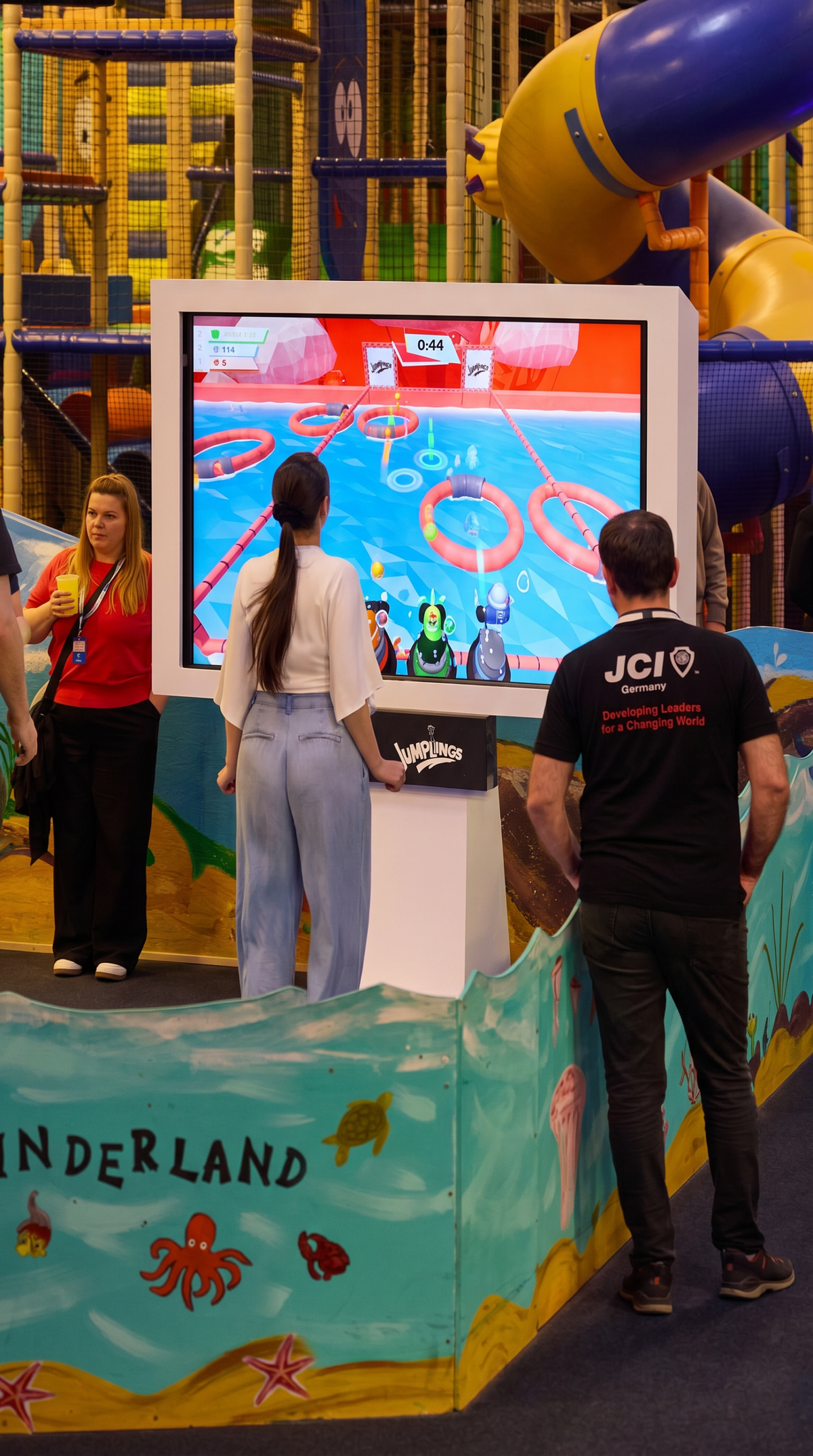 Teilnehmer spielen ein interaktives Bewegungsspiel bei der Ü18 Party im Tiki Kinderland Solingen – Indoor Freizeitspaß mit digitaler Spielstation