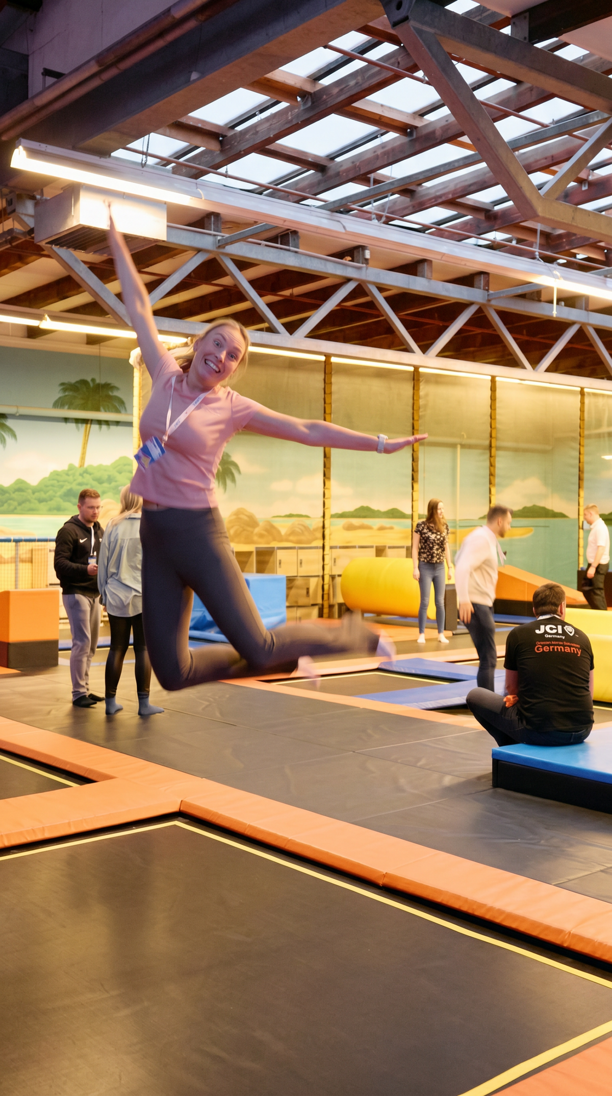 Teilnehmer bei einer Ü18 Trampolin Party im Tiki Kinderland Solingen – actionreicher Sprungspaß auf Indoor Trampolinen