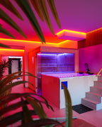 Stilvoller Whirlpool-Bereich im BLU Spa Dortmund mit farbiger LED-Beleuchtung und modernem Design.
