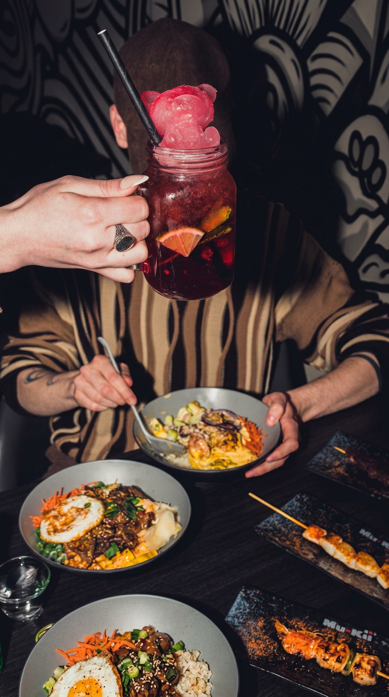 Malatang bei Mu Kii Malatang & More Dortmund – würziges Malatang Gericht mit individuell ausgewählten Zutaten, serviert mit einem erfrischenden Signature Drink