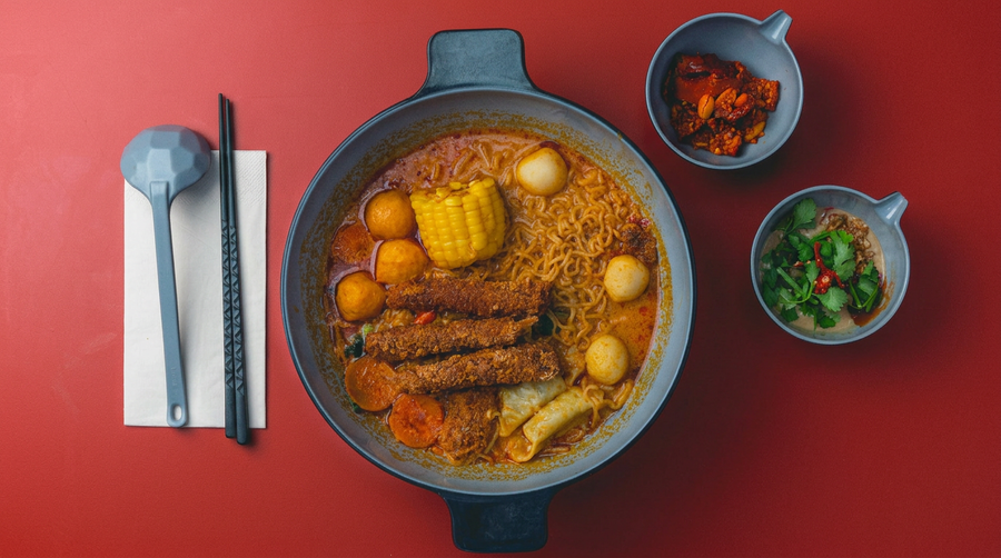 Malatang bei Mu Kii Malatang & More Dortmund – fertig servierte würzige Brühe mit individuell ausgewählten Zutaten wie Fleisch, Gemüse, Tofu und weiteren Spezialitäten