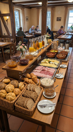 Frühstücksbuffet bei Gastro All Bü Schü Wattenscheid – große Auswahl an Brötchen, Aufschnitt, Käse, Salaten, Aufstrichen, Kaffee, Säften und weiteren Frühstücksspezialitäten