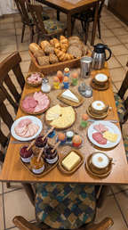 Frühstücksbuffet bei Gastro All Bü Schü Wattenscheid – reich gedeckter Tisch mit Brötchen, Aufschnitt, Käse, Ei, Marmelade, Kaffee und weiteren Frühstücksspezialitäten