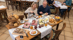Frühstücksbuffet bei Gastro All Bü Schü Wattenscheid – zwei Gäste genießen eine reichhaltige Auswahl mit Brötchen, Aufschnitt, Käse, Ei, Kaffee und weiteren Frühstücksspezialitäten