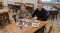 Kaffee und Kuchen bei Gastro All Bü Schü Wattenscheid – zwei Gäste genießen hausgemachten Kuchen, Torten und Kaffeespezialitäten in gemütlicher Atmosphäre