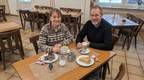 Kaffee und Kuchen bei Gastro All Bü Schü Wattenscheid – zwei Gäste genießen hausgemachten Kuchen, Torten und Kaffeespezialitäten in gemütlicher Atmosphäre