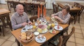 Frühstücksbuffet bei Gastro All Bü Schü Wattenscheid – zwei Gäste genießen eine vielfältige Auswahl mit Brötchen, Aufschnitt, Käse, Ei, Kaffee und Orangensaft