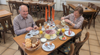 Frühstücksbuffet bei Gastro All Bü Schü Wattenscheid – zwei Gäste genießen eine vielfältige Auswahl mit Brötchen, Aufschnitt, Käse, Ei, Kaffee und Orangensaft