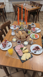Frühstücksbuffet bei Gastro All Bü Schü Wattenscheid – reichhaltige Auswahl mit Brötchen, Aufschnitt, Käse, Obst, Kaffee, Orangensaft und weiteren Frühstücksspezialitäten