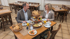 Schlemmerfrühstück bei Gastro All Bü Schü Wattenscheid – Paar genießt ein reichhaltiges Frühstück mit Brötchen, Lachs, Aufschnitt, Käse, Kaffee und Orangensaft