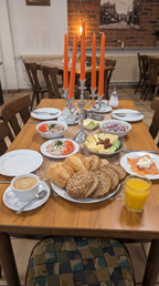 Schlemmerfrühstück bei Gastro All Bü Schü Wattenscheid – reichhaltige Auswahl mit Brötchen, Brot, Lachs, Käse, Aufschnitt, Orangensaft, Kaffee und weiteren Frühstücksspezialitäten