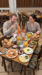 Schlemmerfrühstück bei Gastro All Bü Schü Wattenscheid – reichhaltige Frühstückstafel mit Lachs, Brötchen, Aufschnitt, Käse, Orangensaft und weiteren Frühstücksspezialitäten