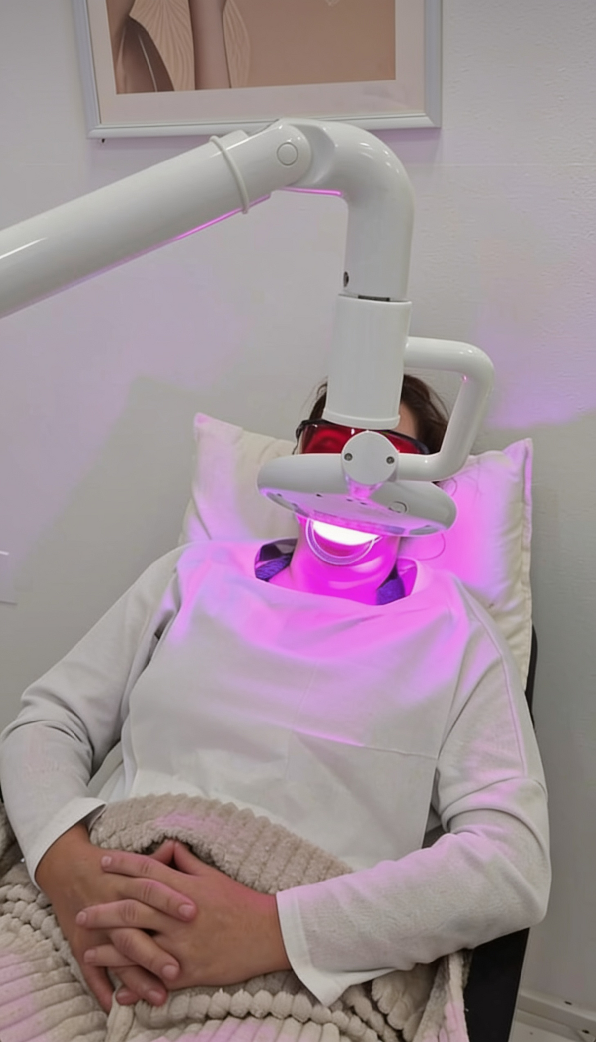 Zahnbleaching bei Beve Beauty Hanau – entspannte Behandlung mit LED Licht zur kosmetischen Aufhellung der Zähne für ein strahlenderes Lächeln
