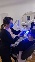Zahnaufhellung bei Beve Beauty Hanau – kosmetisches LED Bleaching während der Behandlung für sichtbar hellere und strahlendere Zähne