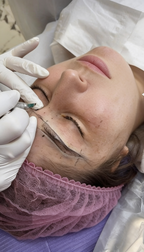 Microblading Behandlung bei Beve Beauty Hanau – präzise Pigmentierung der Augenbrauen zur natürlichen Verdichtung und Formgebung