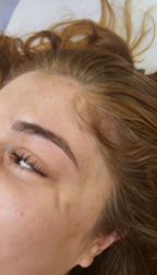 Ergebnis einer Microblading Behandlung bei Beve Beauty Hanau – natürlich geformte und definierte Augenbrauen mit feiner Härchenzeichnung