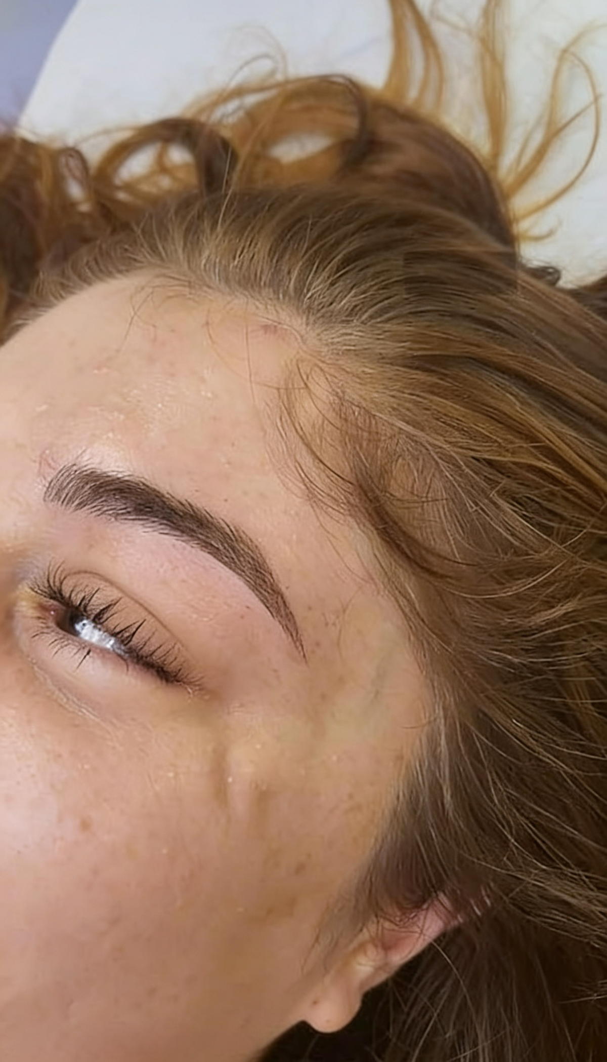 Ergebnis einer Microblading Behandlung bei Beve Beauty Hanau – natürlich geformte und definierte Augenbrauen mit feiner Härchenzeichnung
