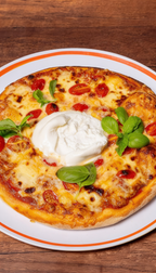 Burrata Pizza bei Prados Il Siciliano Dortmund – knusprige Pizza mit cremiger Burrata, Kirschtomaten, geschmolzenem Käse und frischem Basilikum