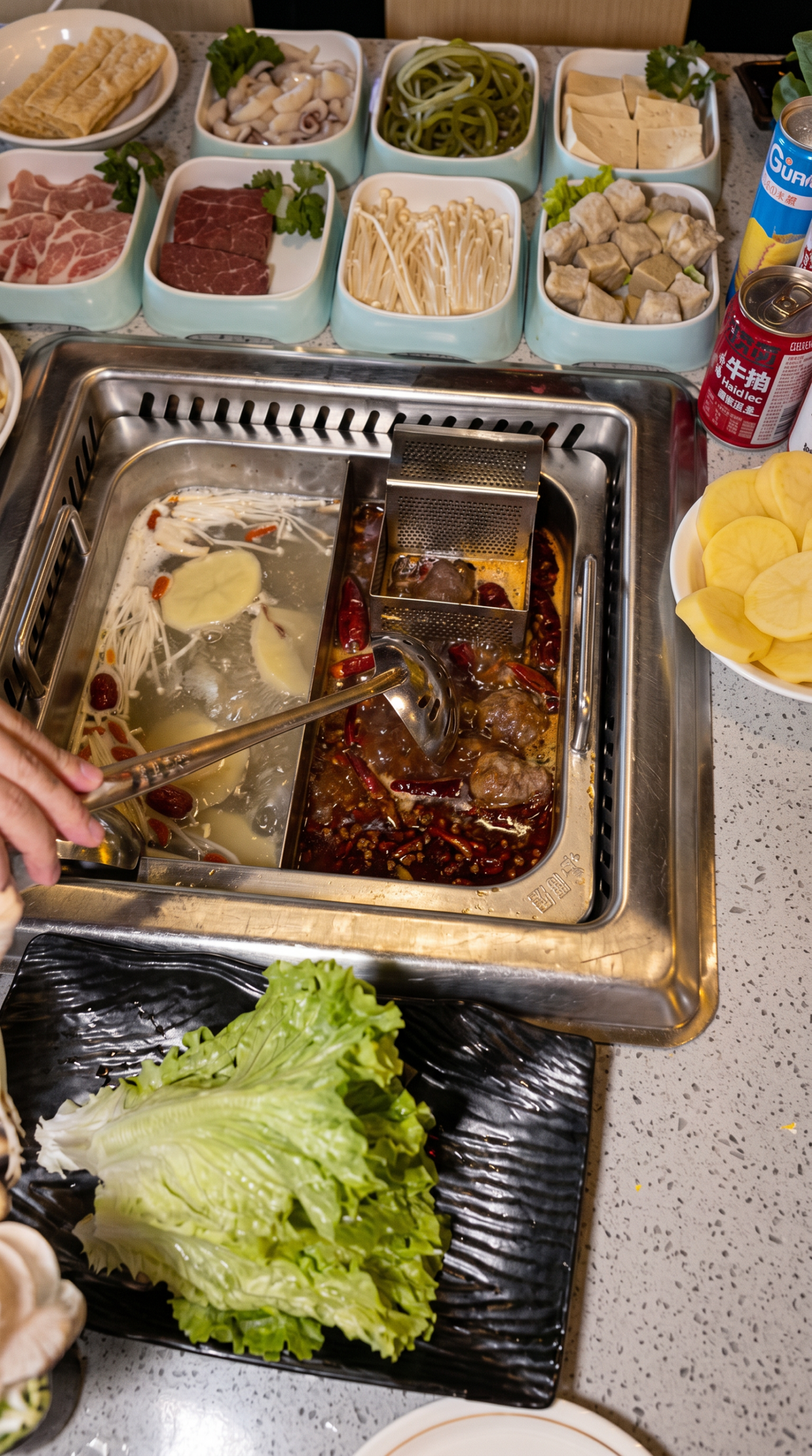 Hotpot bei Kylin Hotpot Dreieich – traditioneller Hotpot mit zwei verschiedenen Brühen zur individuellen Zubereitung von Fleisch, Gemüse, Nudeln und weiteren Zutaten