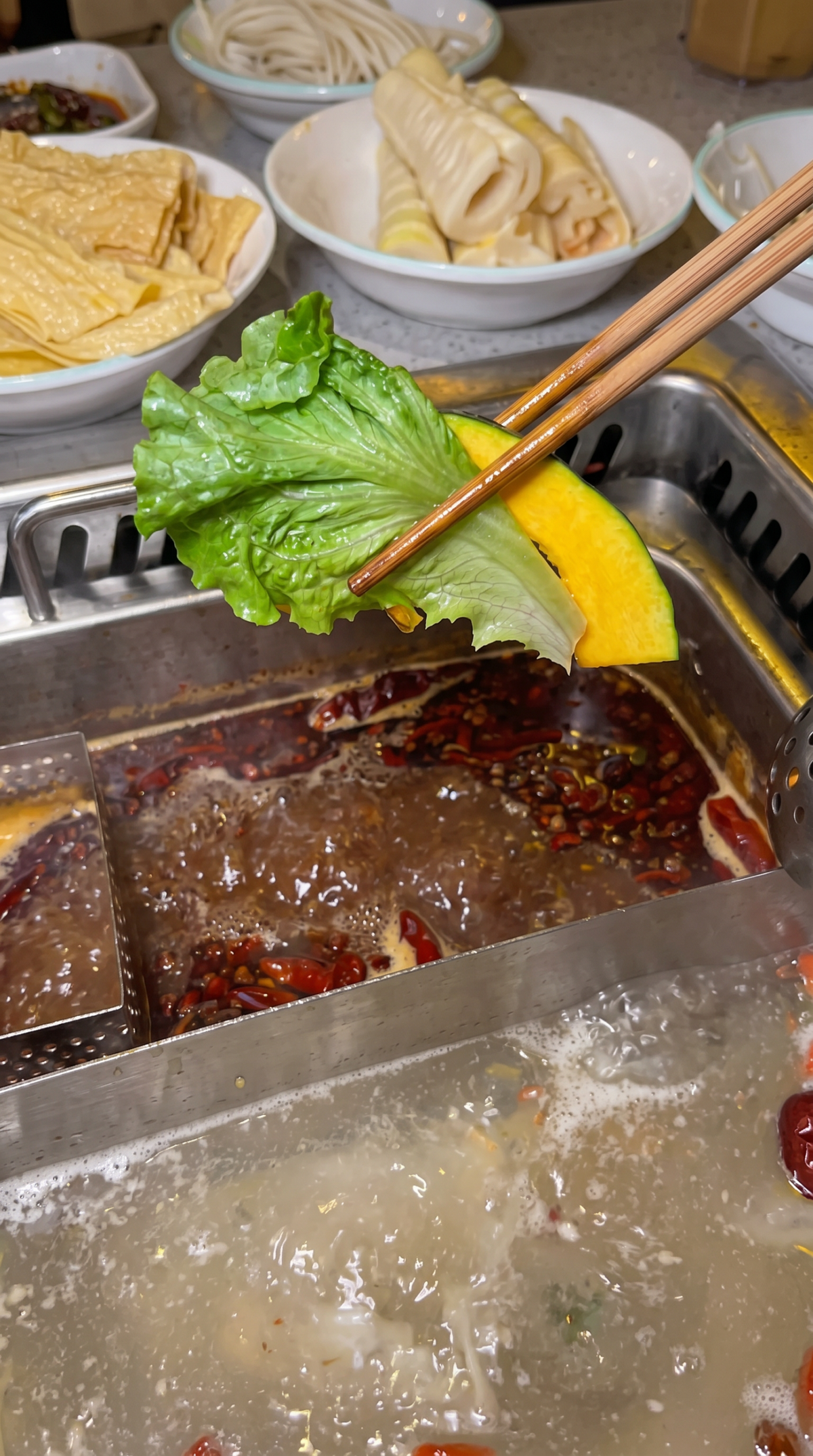 All You Can Eat Hotpot bei Kylin Hotpot Dreieich – frisches Gemüse wird in einer aromatischen Hotpot Brühe gegart und individuell nach Geschmack zubereitet