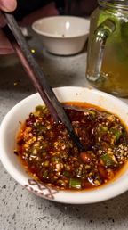 All You Can Eat Hotpot bei Kylin Hotpot Dreieich – würzige hausgemachte Sauce mit Chili, Kräutern und Gewürzen als perfekte Ergänzung zum Hotpot Erlebnis