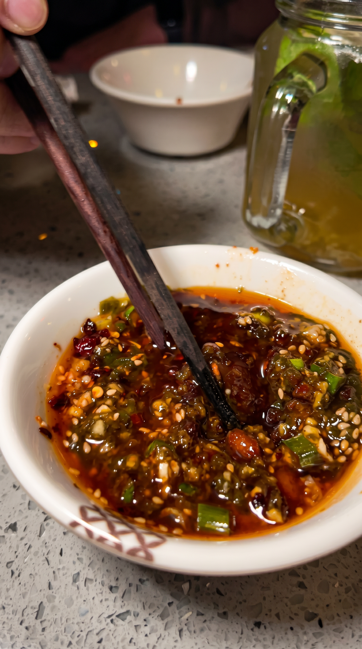 All You Can Eat Hotpot bei Kylin Hotpot Dreieich – würzige hausgemachte Sauce mit Chili, Kräutern und Gewürzen als perfekte Ergänzung zum Hotpot Erlebnis