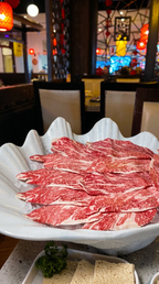 All You Can Eat Hotpot bei Kylin Hotpot Dreieich – fein geschnittenes Rindfleisch als frische Zutat für das individuelle Hotpot Erlebnis